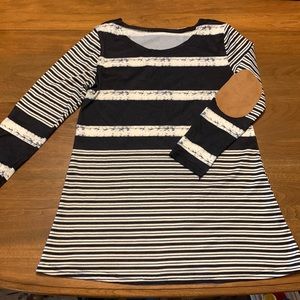 🍓3/$15 🍓 Tunic length long sleeve shirt with elbow patches